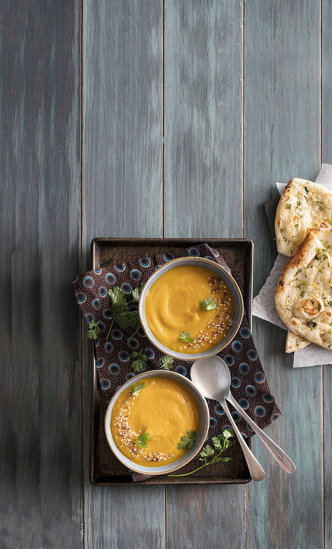 Butternuss-Linsen-Suppe mit Knoblauchbrot (Indien)