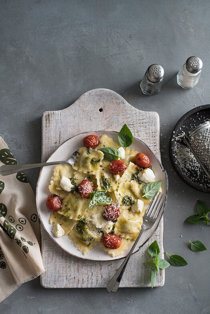 Ravioli mit Kirschtomaten und Mozzarella