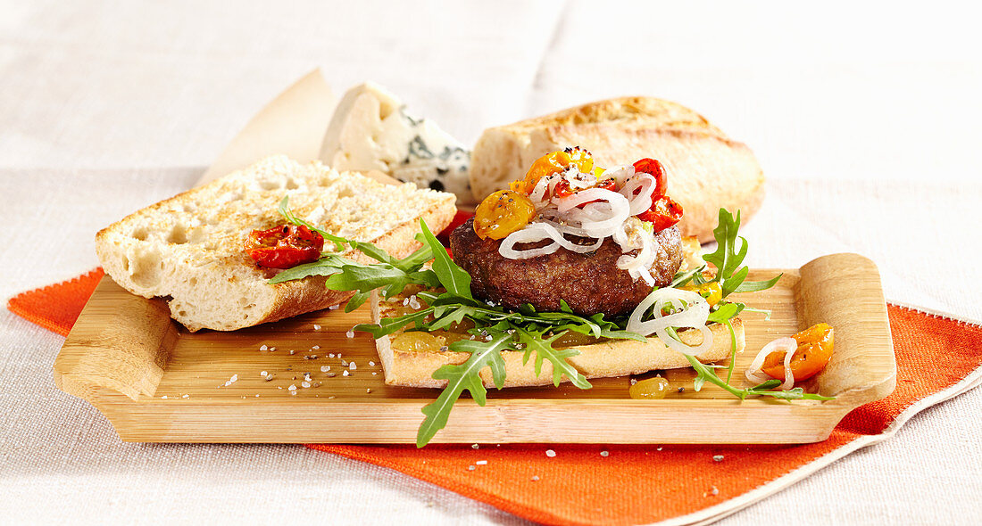 Cheeseburger französische Art mit Roquefort, gebratenem Gemüse, und Feigensenf