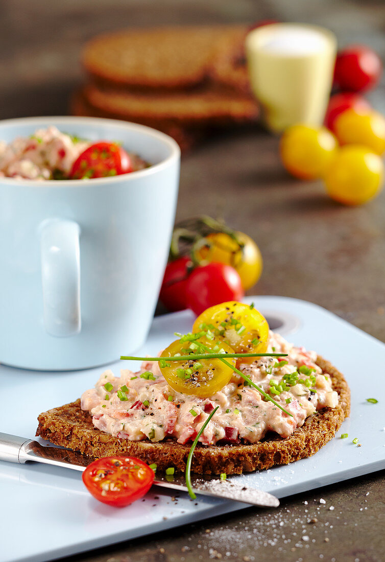 Wholemeal bread with ham cream made from ricotta, tomatoes and Black Forest ham