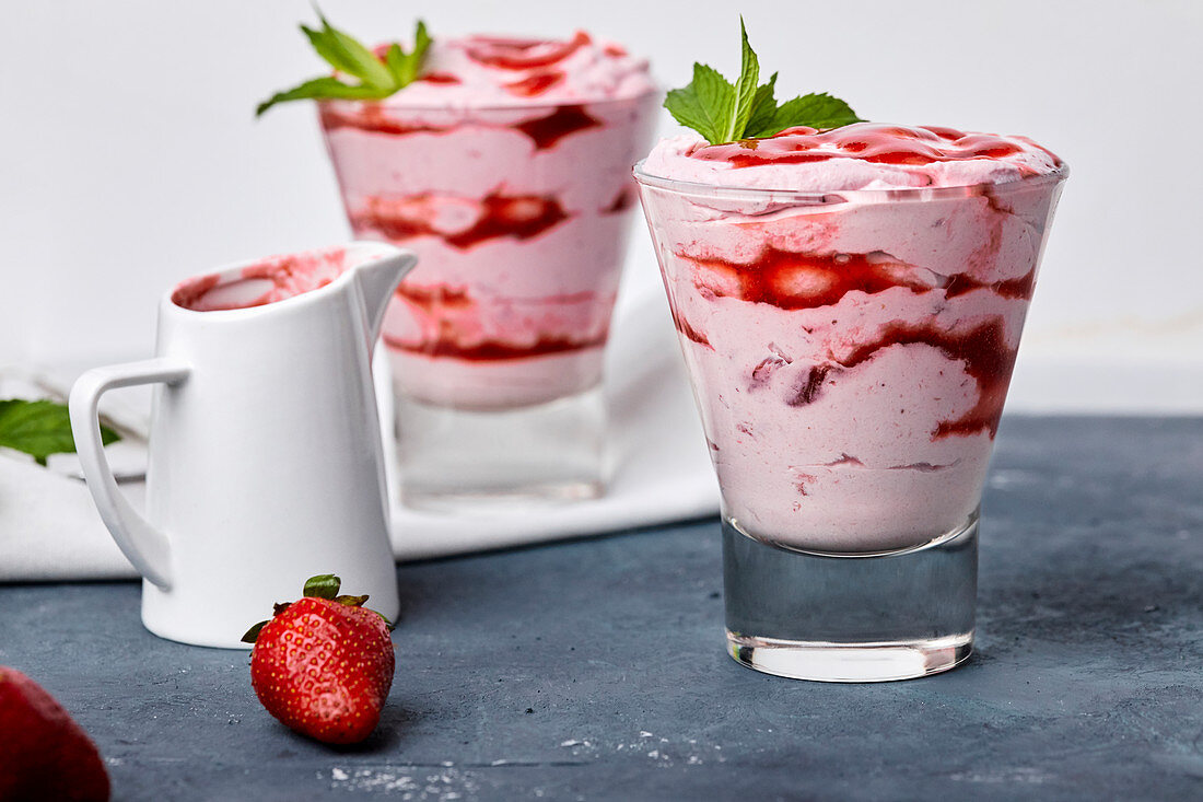 Erdbeermousse mit Erdbeersauce in Gläsern