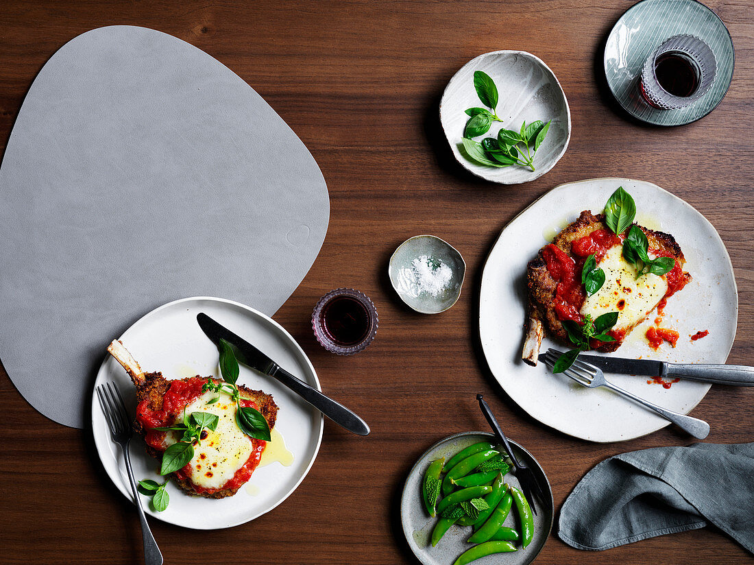 Kalbskotelett Parmigiana mit Tomaten und Käse