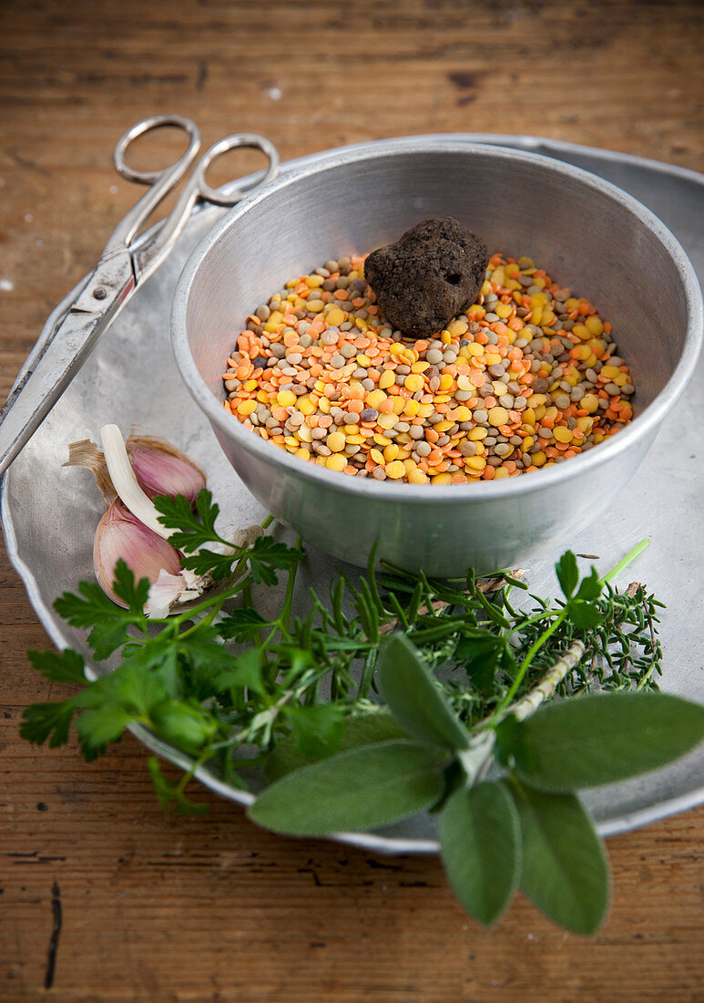 Gemischte Linsen mit schwarzer Trüffel, Kräutern und Knoblauch