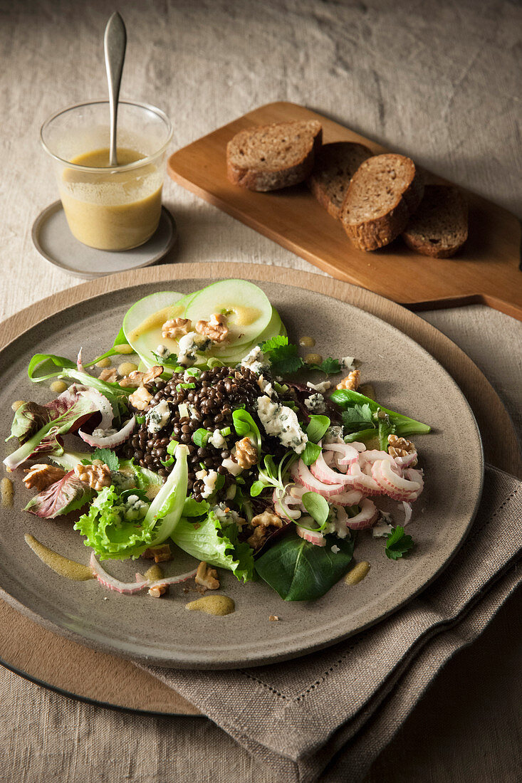 Linsensalat mit Walnuss, Apfel, Roquefort und Staudensellerie