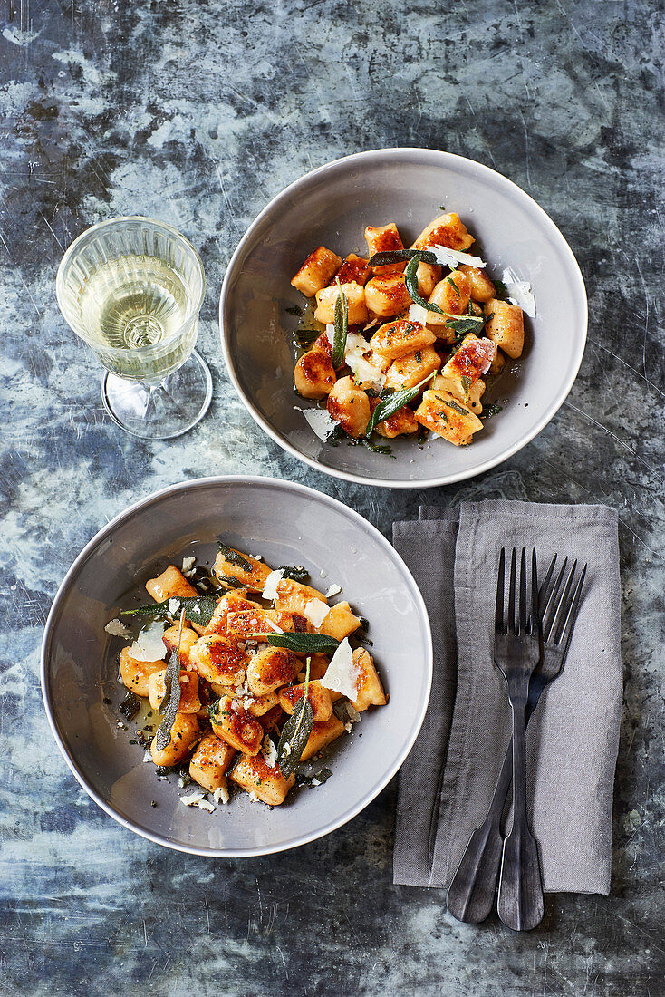 Gnocchi mit Steckrüben und knusprigem Salbei