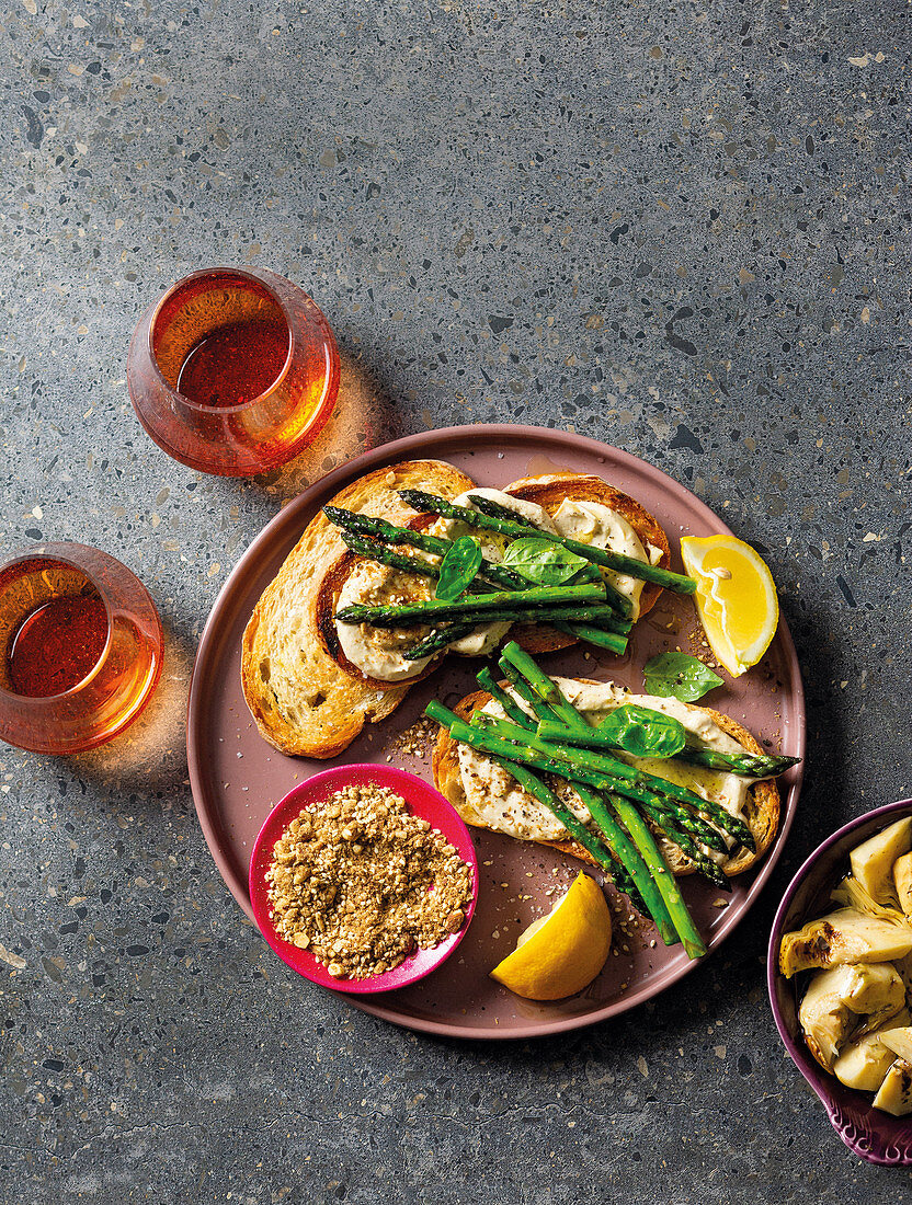 Roasted garlic-hummus bruschetta with green asparagus