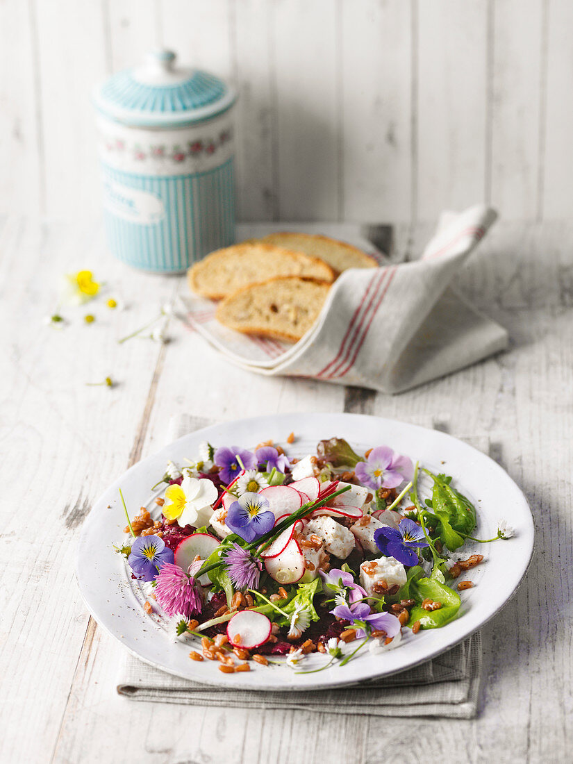 Spelt salad with goat's cheese and radishes