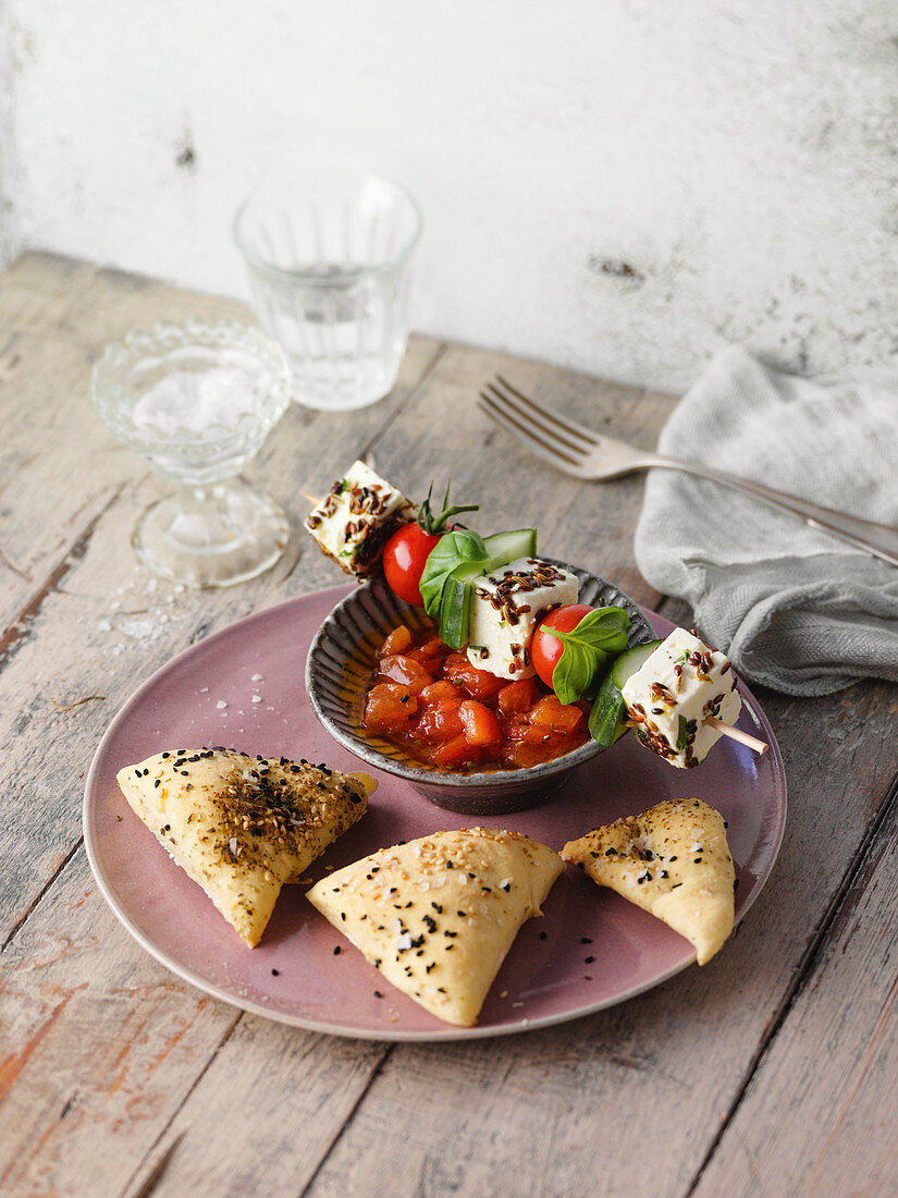 Mediterrane Feta-Spieße mit Tomaten und Kräuterbrotecken
