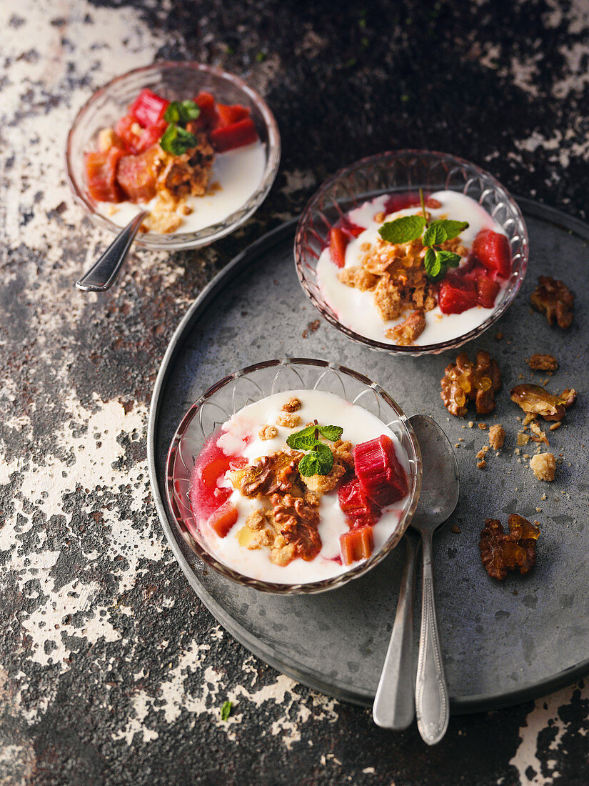 Yoghurt with rhubarb and crumbles