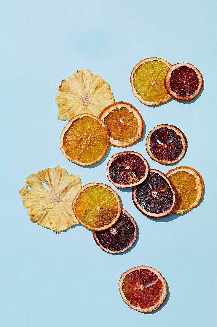 Dried sliced citrus fruit