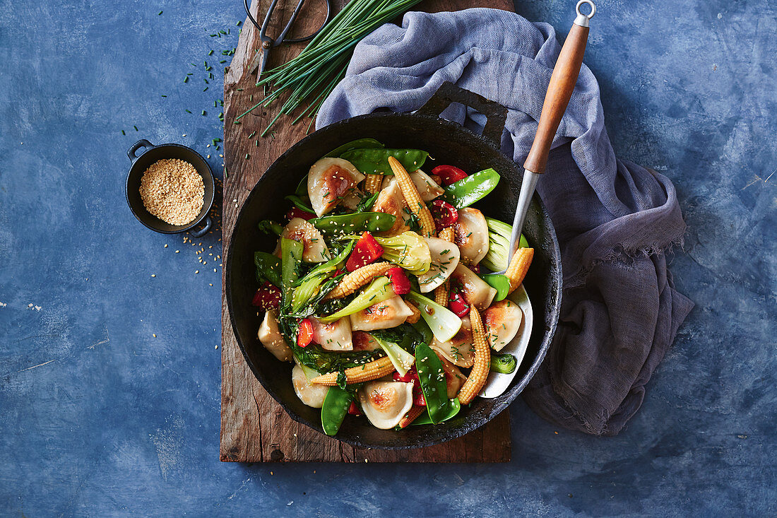 Gebratene Schweinefleisch-Dumplings mit Asiagemüse im Wok