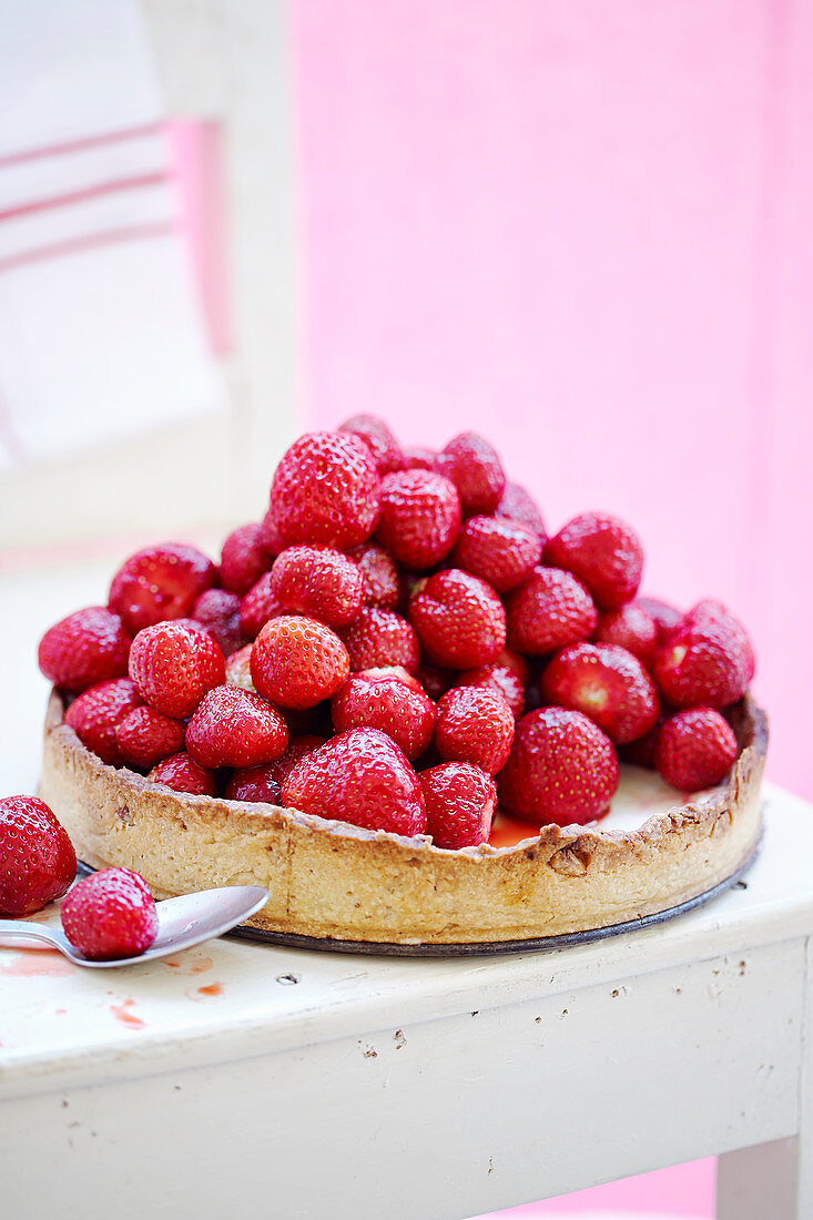 Kuchen mit einem Haufen Erdbeeren