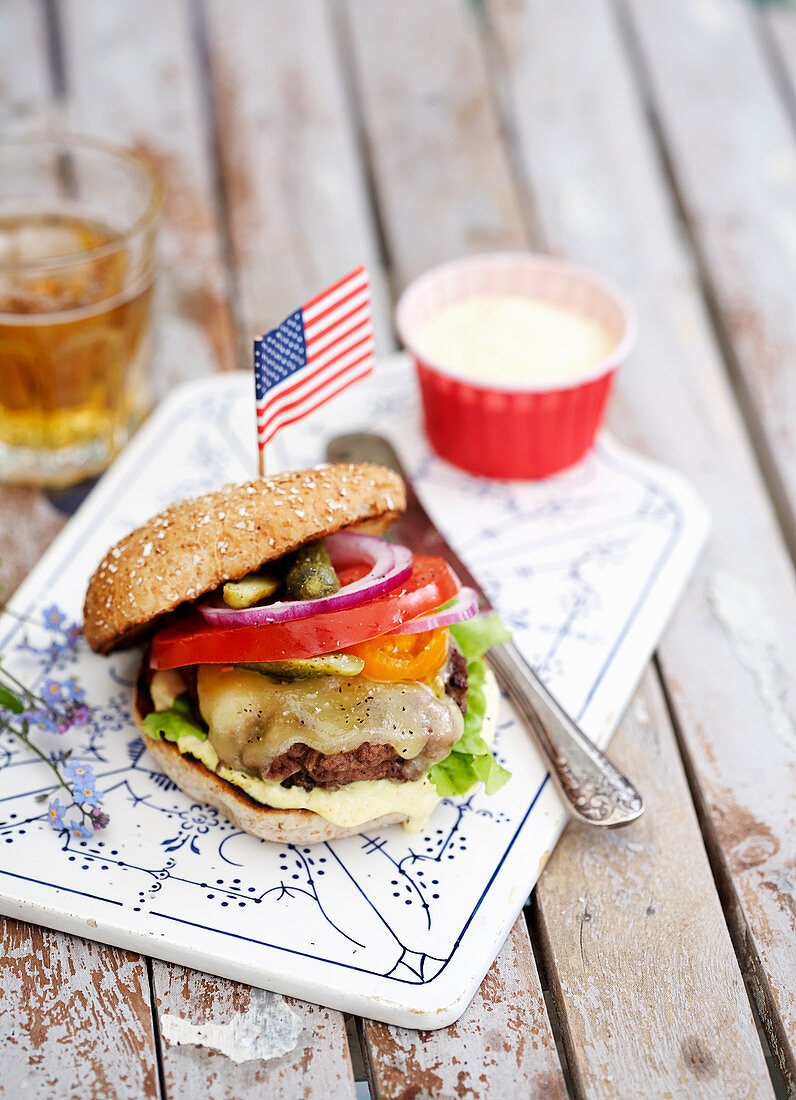 Burger mit amerikanischer Flagge