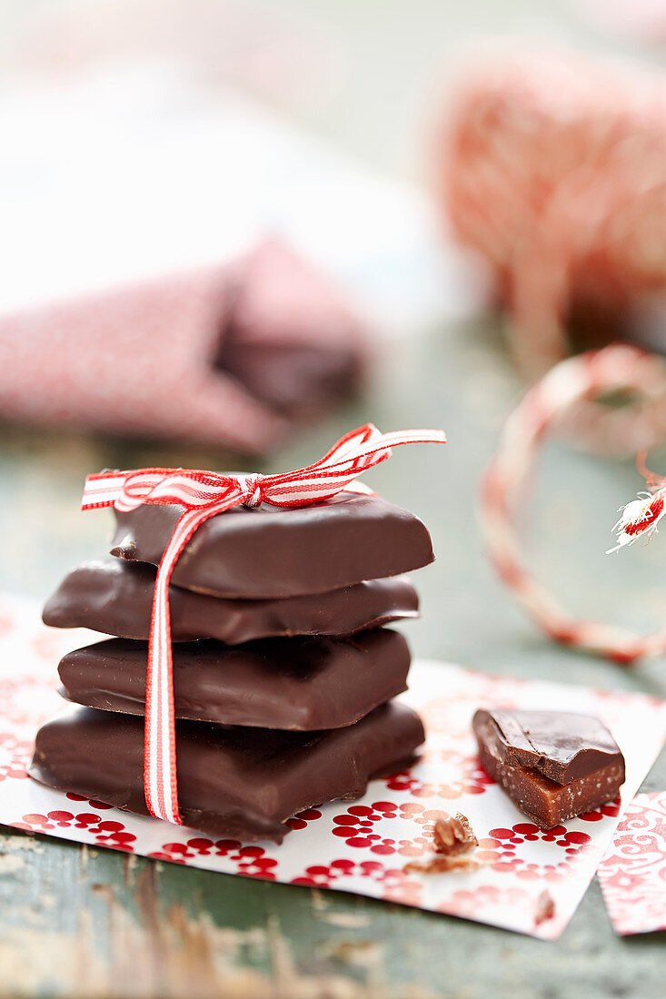 Tied chocolate pralines