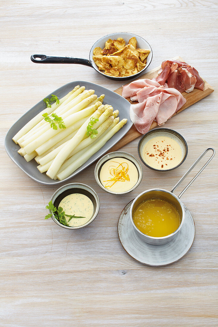 Spargel auf badische Art mit dreierlei Saucen und Schinken