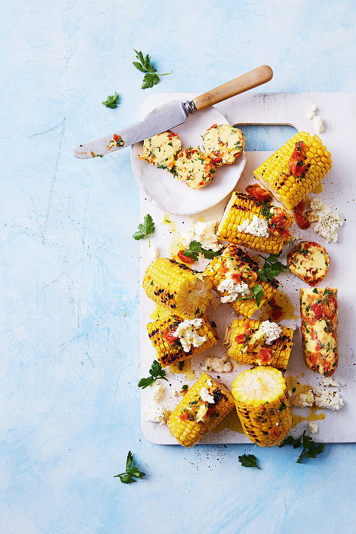 Gegrillter Mais mit getrockneter Tomatenbutter und Ricotta