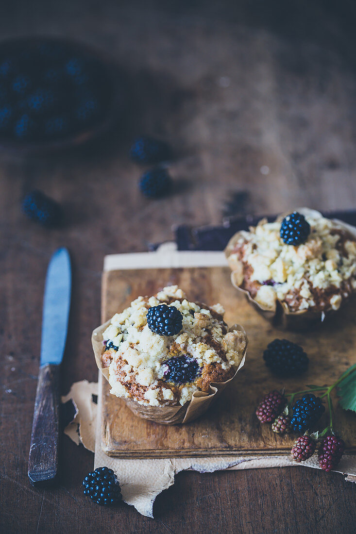 Brombeermuffins auf Holzbrett