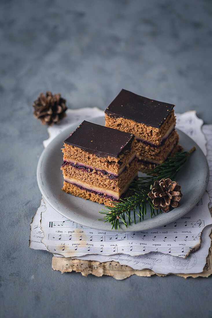 Lebkuchen mit Vanillecreme und Marmelade zu Weihnachten