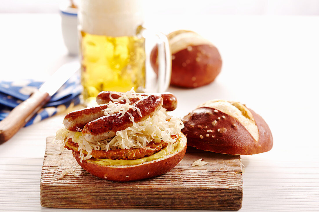 Nürnberger-Bratwurst-Burger mit Sauerkraut, Senf und Kartoffelrösti