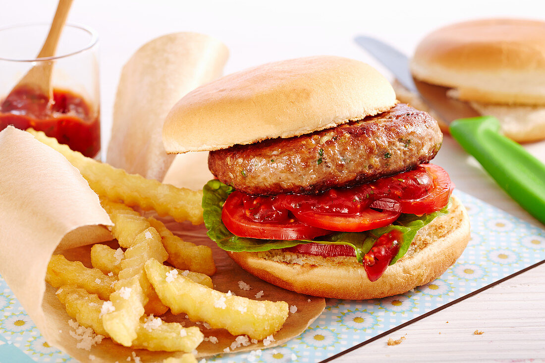 Burger mit scharfer Ketchup-Sauce und Pommes frites
