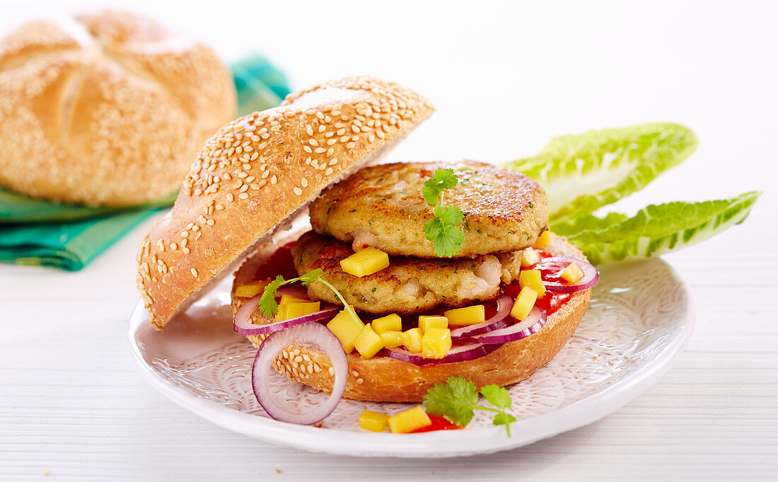Seelachs-Garnelen-Burger mit Mango, roten Zwiebeln und Paprikagelee