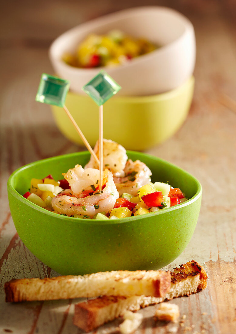 Sommerlicher Partysnack: Mango-Gurken-Salat mit gebratenen Garnelen und Röstbrot