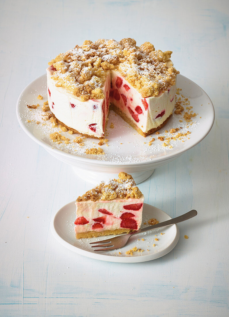 A mini crumble cake with cream cheese and strawberries