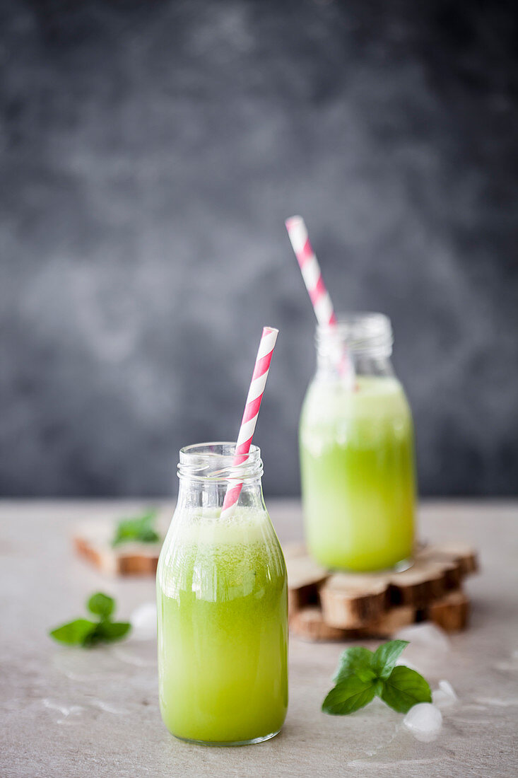 Gesunder grüner Saft mit Zucchini, Ananas, Ingwer, Zitrone und Minze