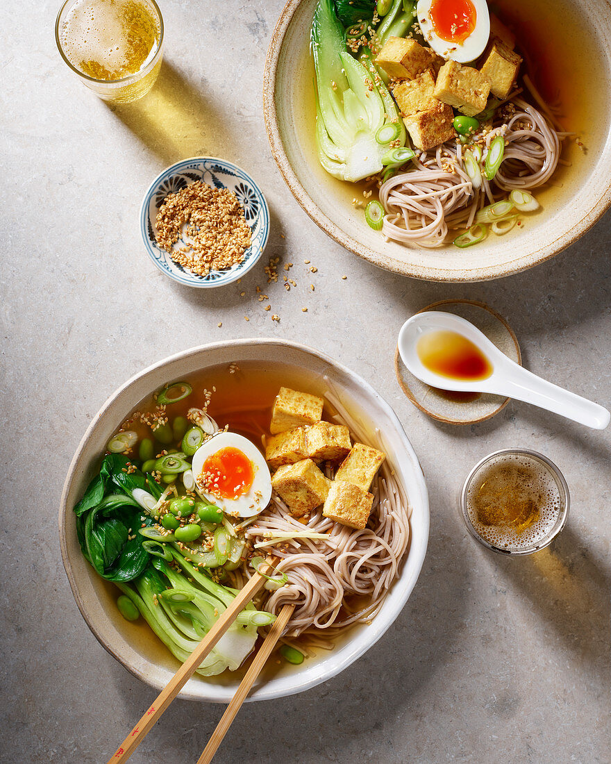 Nudelsuppe mit Tofu, Ei und Pak Choi (Asien)