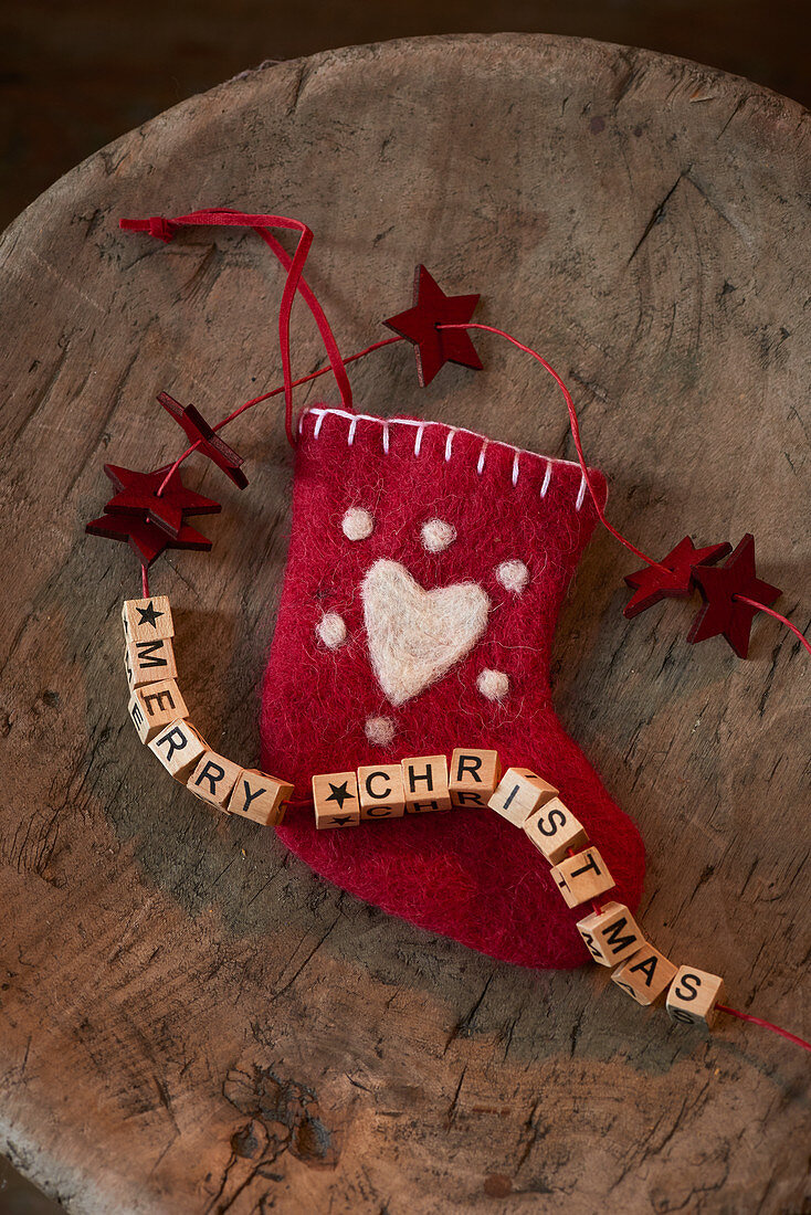 Nikolausstiefel mit Weihnachtsgruß aus Holzbuchstaben