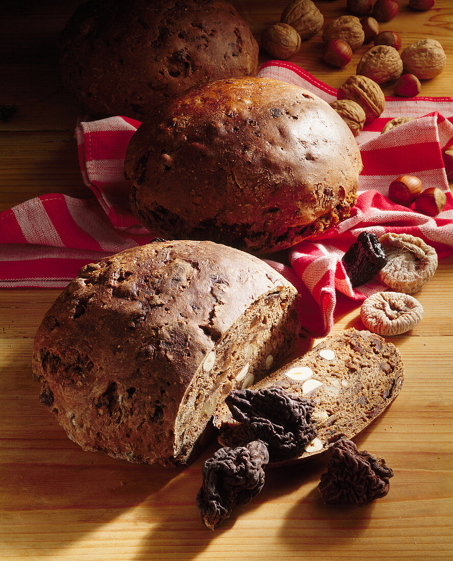 Hutzelbrot mit Nüssen, Hutzeln (getrocknete Birnen) und weiterem Dörrobst