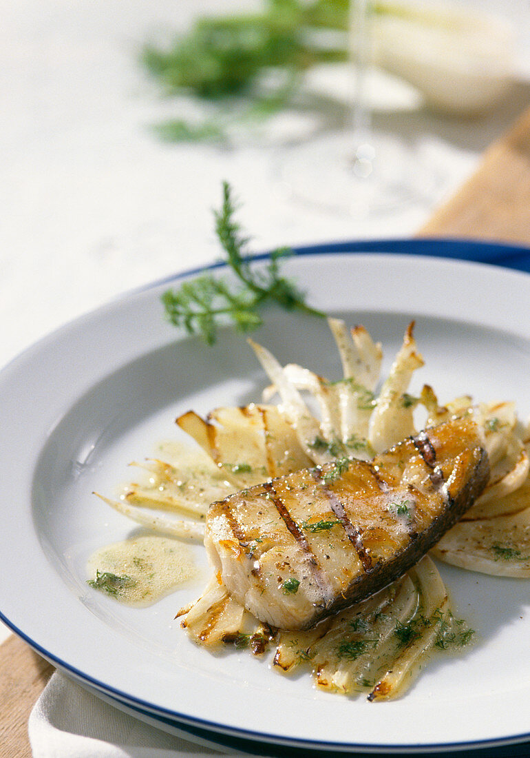 Gegrilltes Fischfilet auf Fenchel