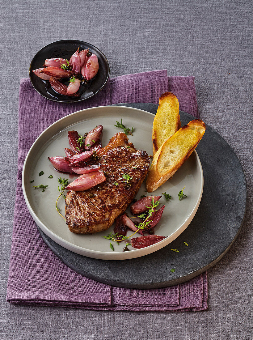 Rumpsteaks mit gedünsteten Schalotten