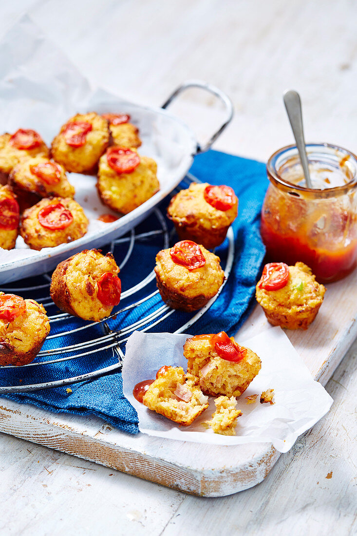 Muffins mit Tomatenchutney und Schinken