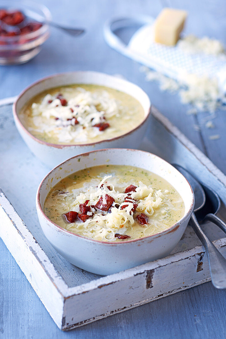 Brokkoli-Gruyère-Suppe mit Chorizo