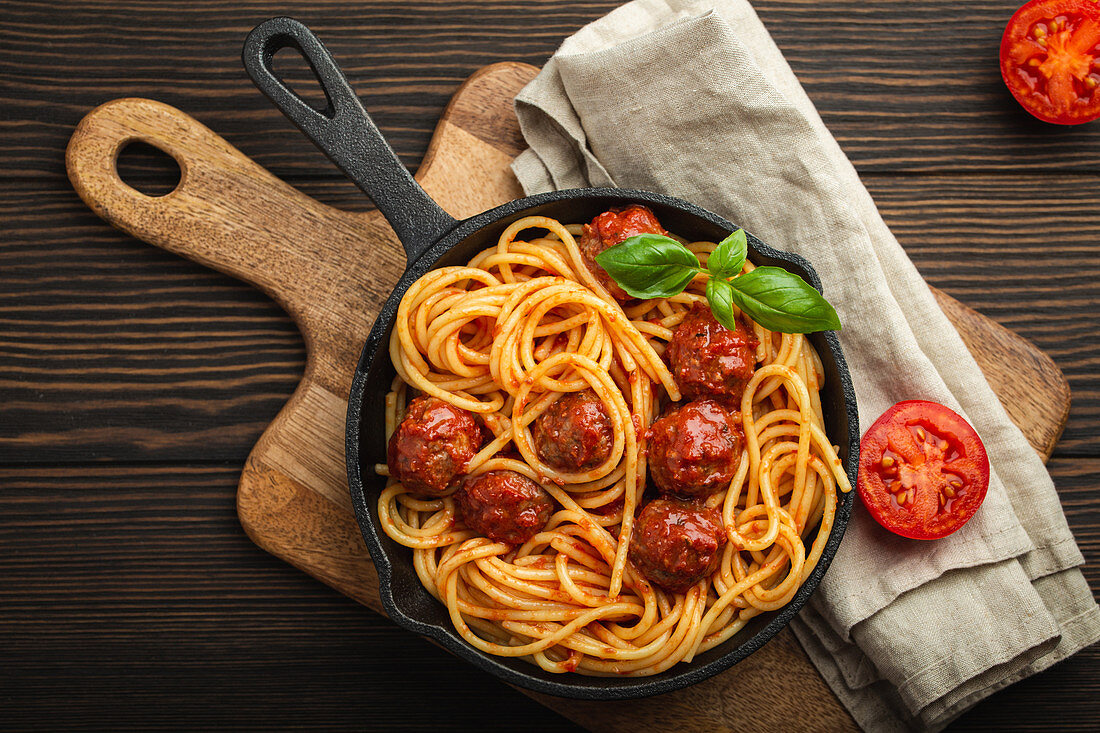 Pasta mit Fleischbällchen, Tomatensauce und frischem Basilikum