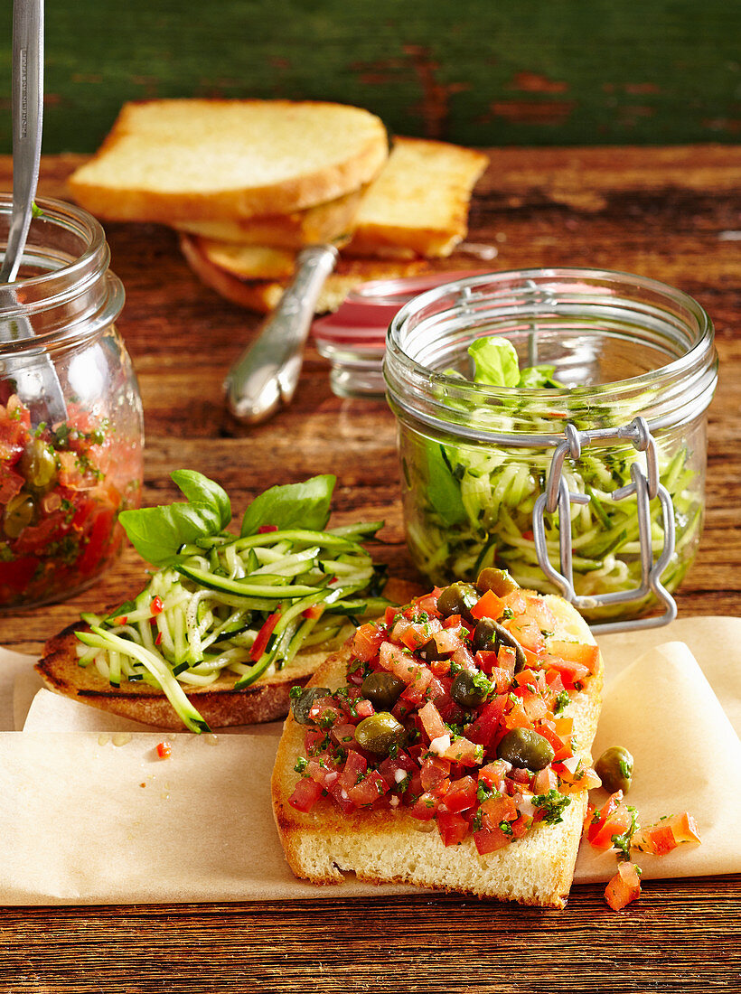 Crostini mit marinierten Zucchini und Tomaten und Kapern