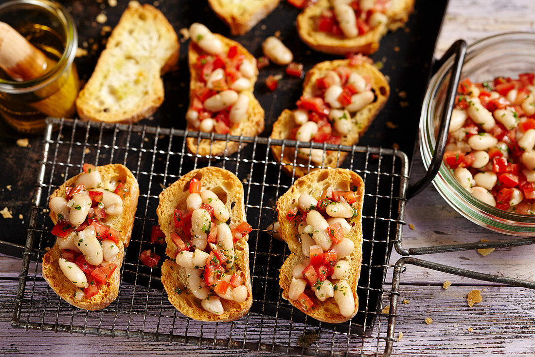 Crostini mit weissen Bohnen und Tomaten, Essig, Olivenöl und Petersilie (Italien)