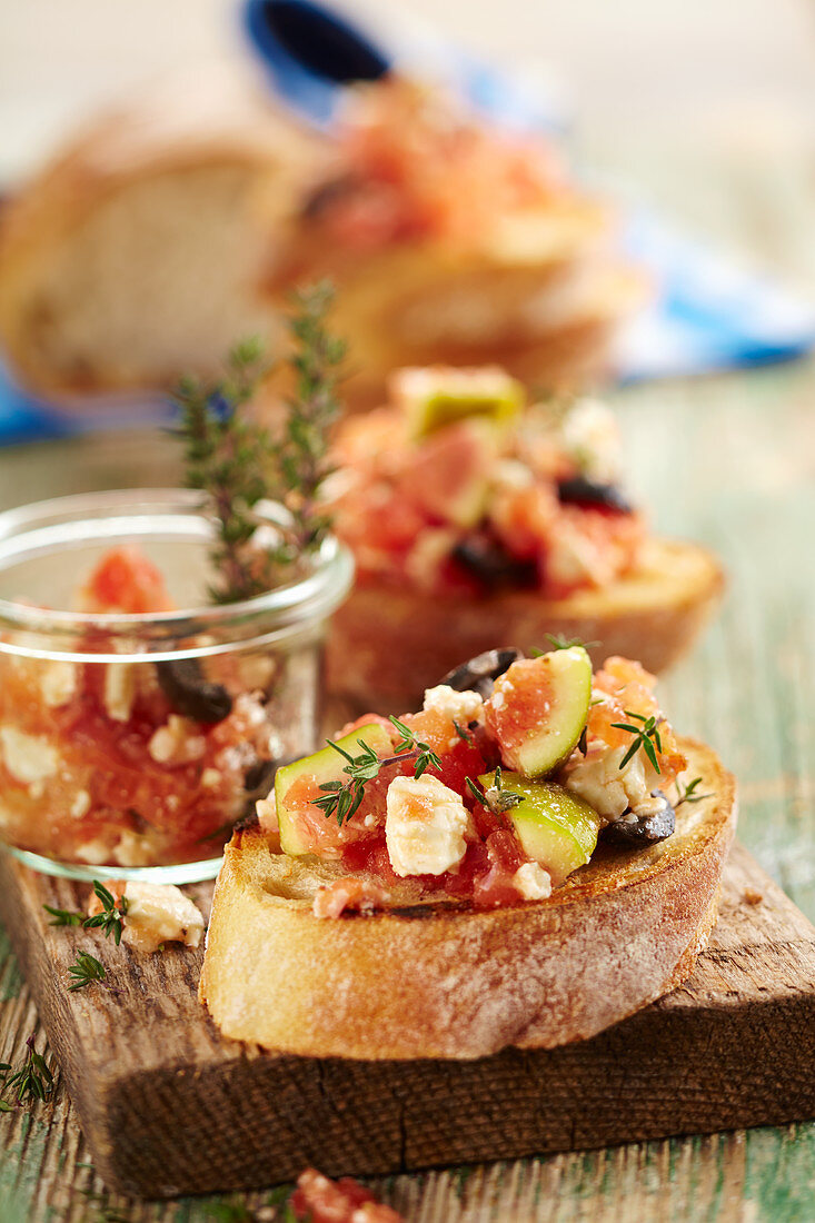 Crostini mit Feigen, Tomaten, Oliven, Feta und Thymian