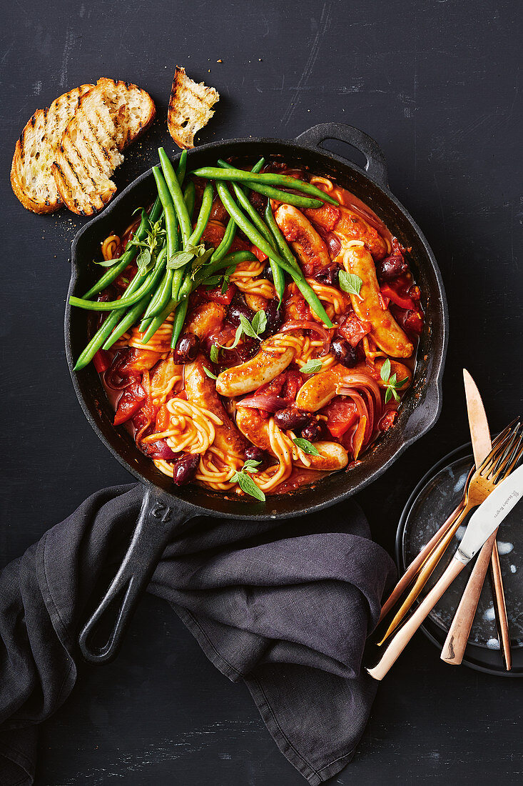 Hähnchen-Cacciatore mit Würstchen, Spaghetti und grünen Bohnen