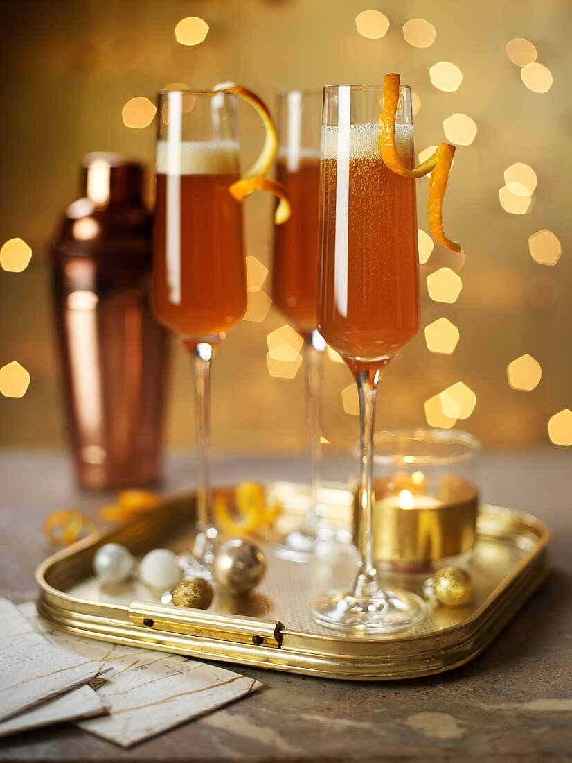 Weihnachtscocktails auf Goldtablett