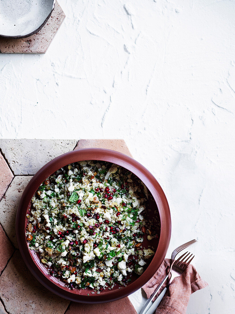 Blumenkohl-Quinoa-Salat mit Granatapfelkernen