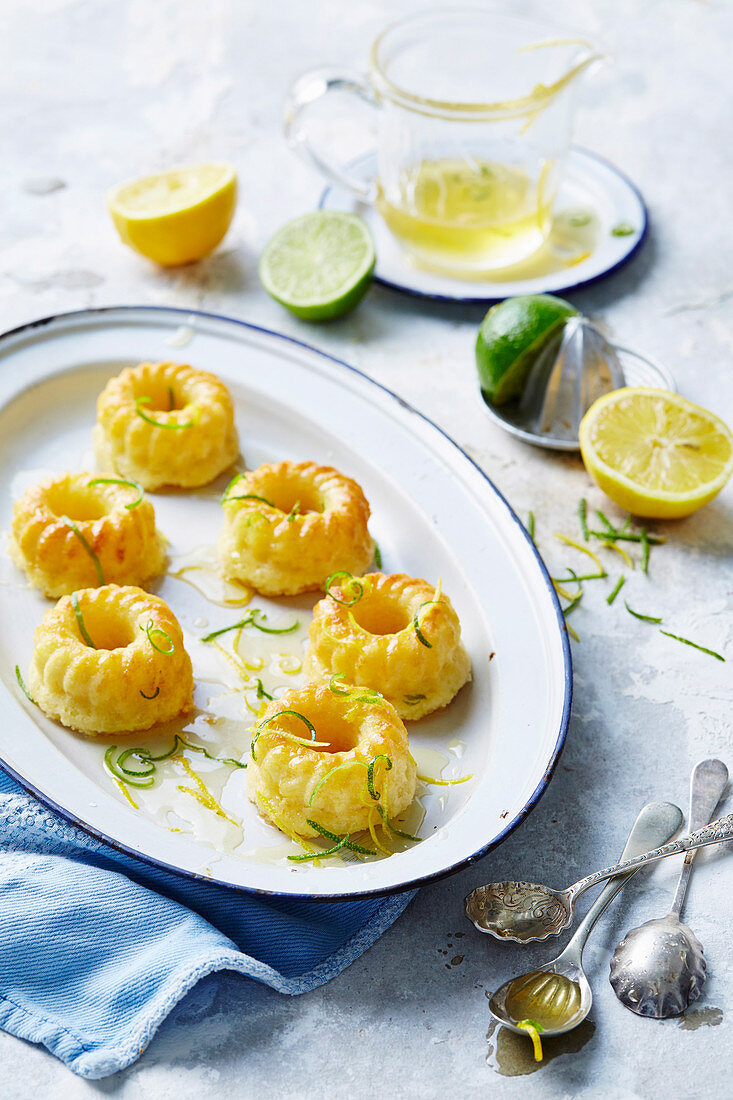 Minigugelhupfe mit Zitronen-Limetten-Sirup