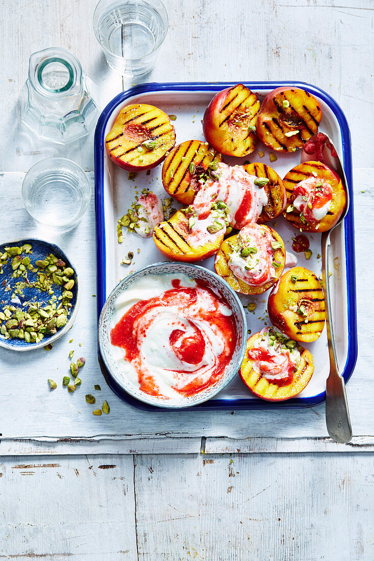 Gegrillte Pfirsiche mit Beeren-Rosenwasser-Joghurt