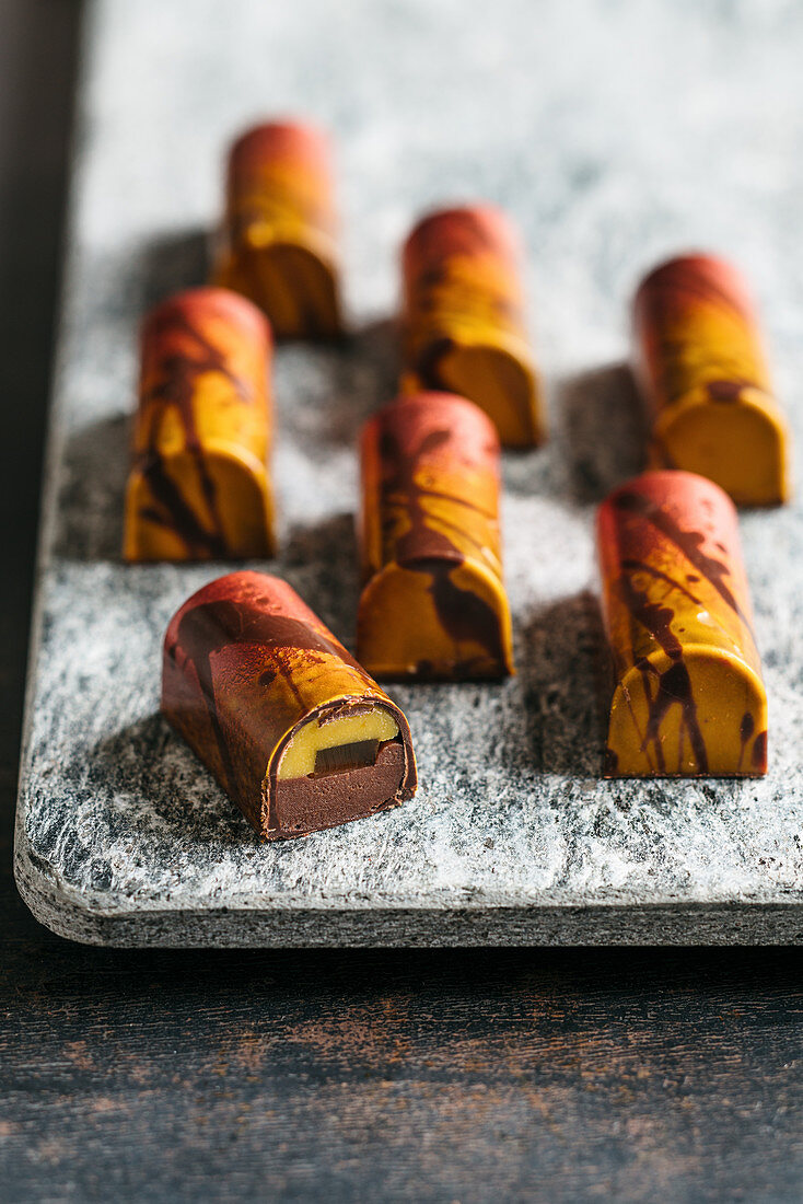 Mango-Passionsfrucht-Pralinen mit rosa Pfeffer