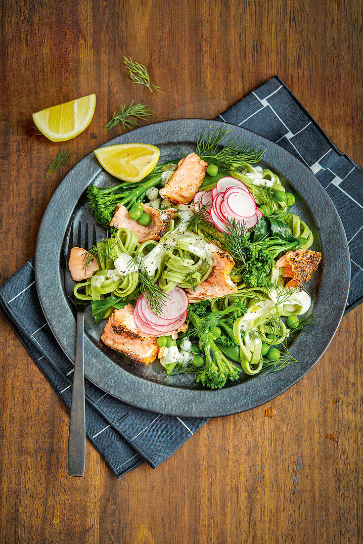 Spinach linguine and salmon salad with creamy yoghurt dressing