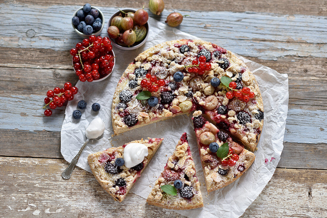 Vegan berry quark tart with crumbles