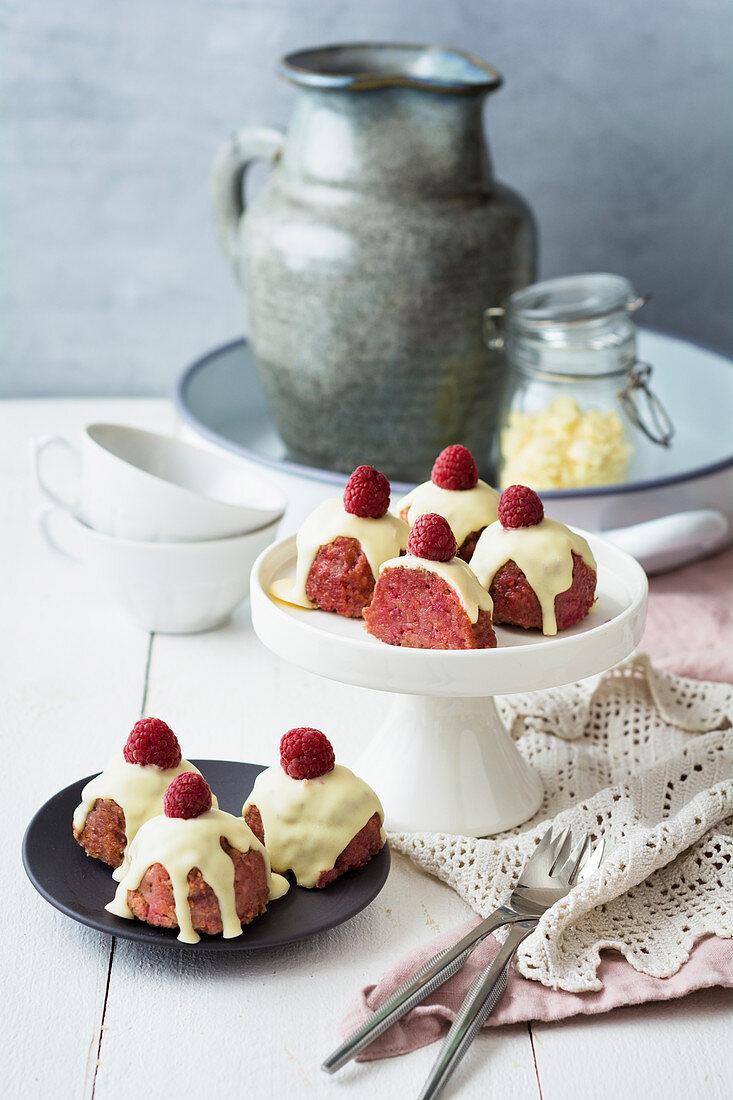 Berry Granatsplitter (petit fours made using leftover cake) topped with white chocolate glaze (low carb)