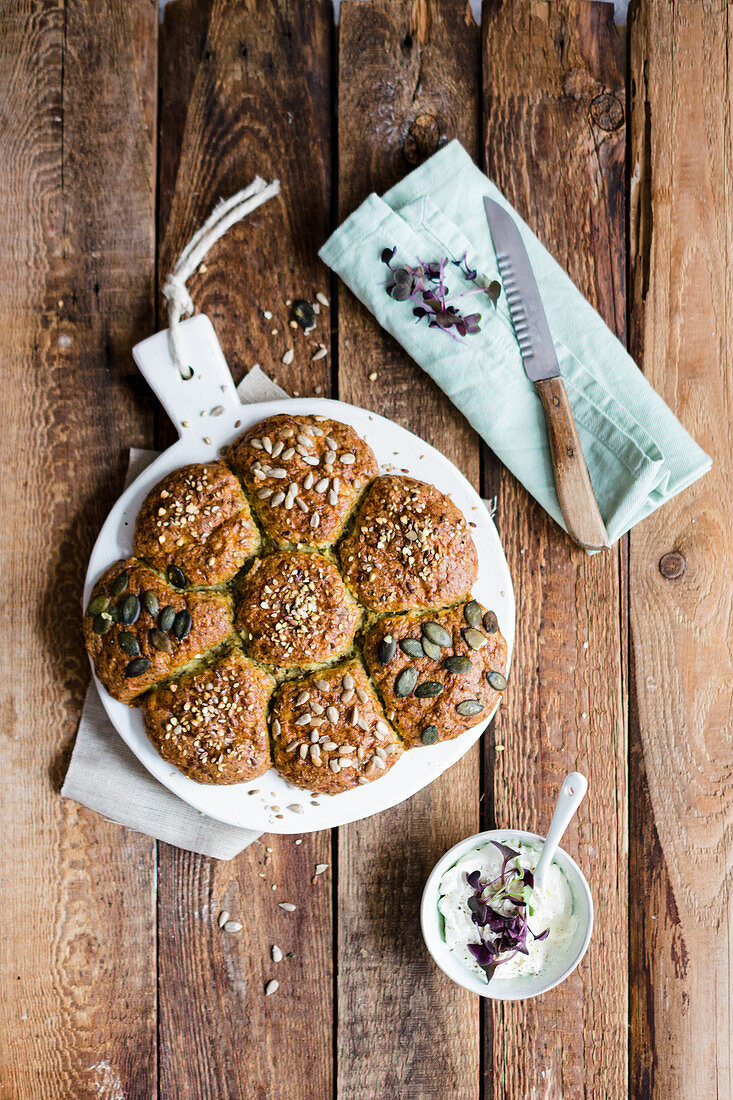 Seeded bread roll flower (low carb)