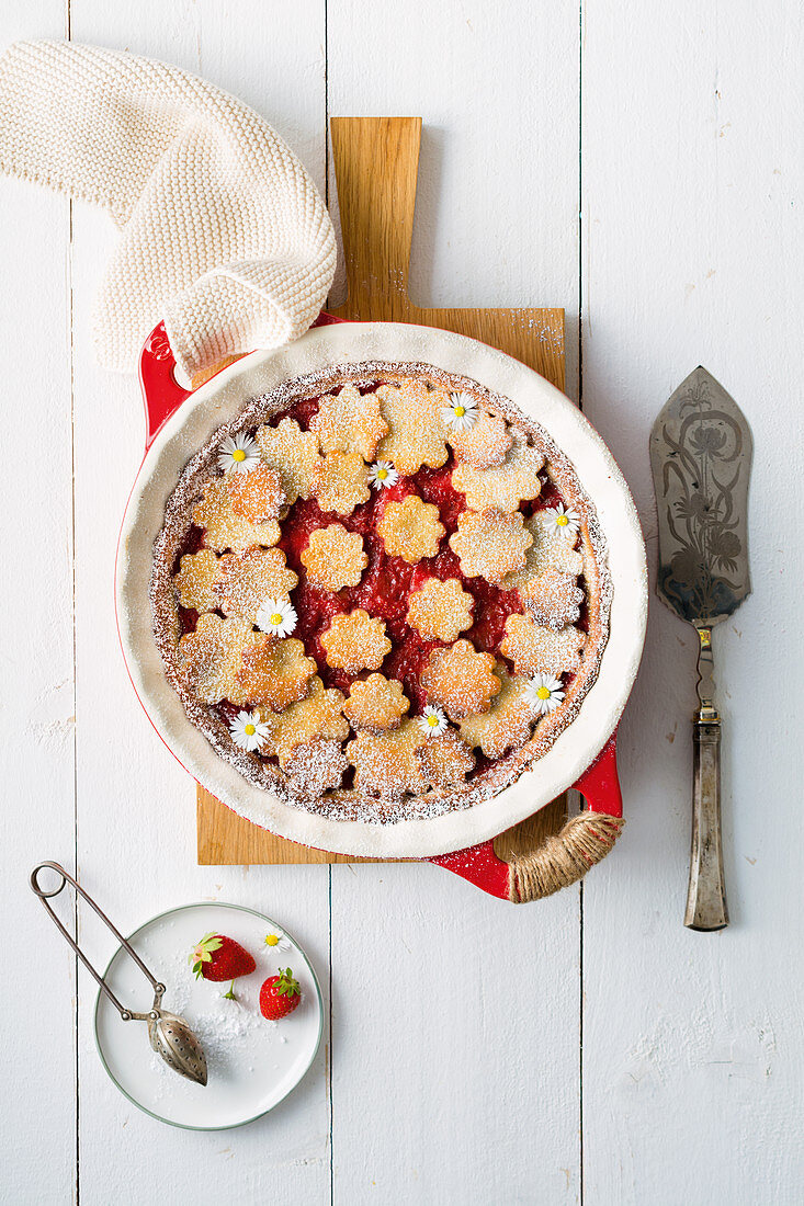 Linzer Blumentorte mit Rhabarber und Erdbeeren (Low Carb)